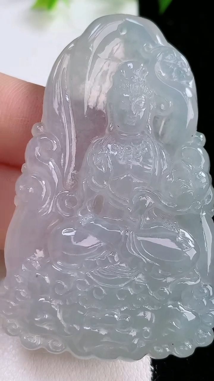 天然A货翡翠白冰大势至观音菩萨吊坠，尺寸61.4-38.8-5.9，重:26.48g
3月15日