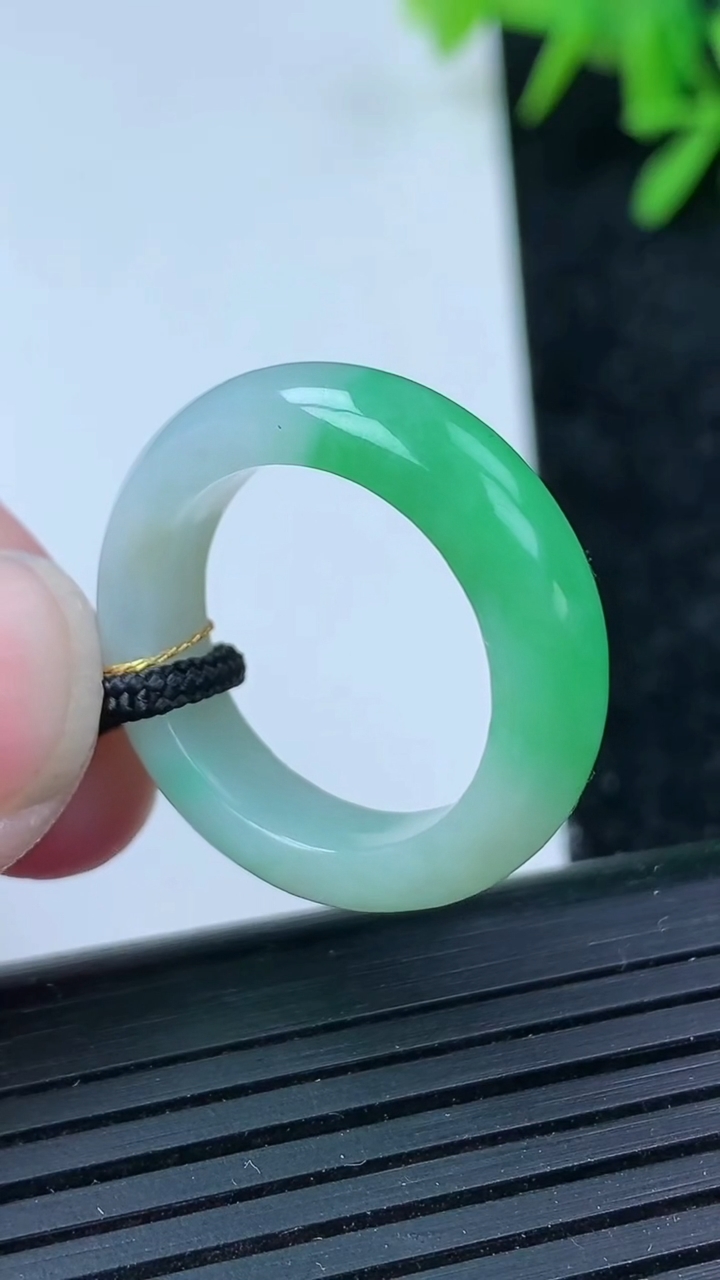 天然A货翡翠指环戒指尺寸18.3-5.8-3.9重量:4.91g2026年3月15日
工厂直销收藏佳品,种好水足，色泽均匀，有种有色，上手高大气！