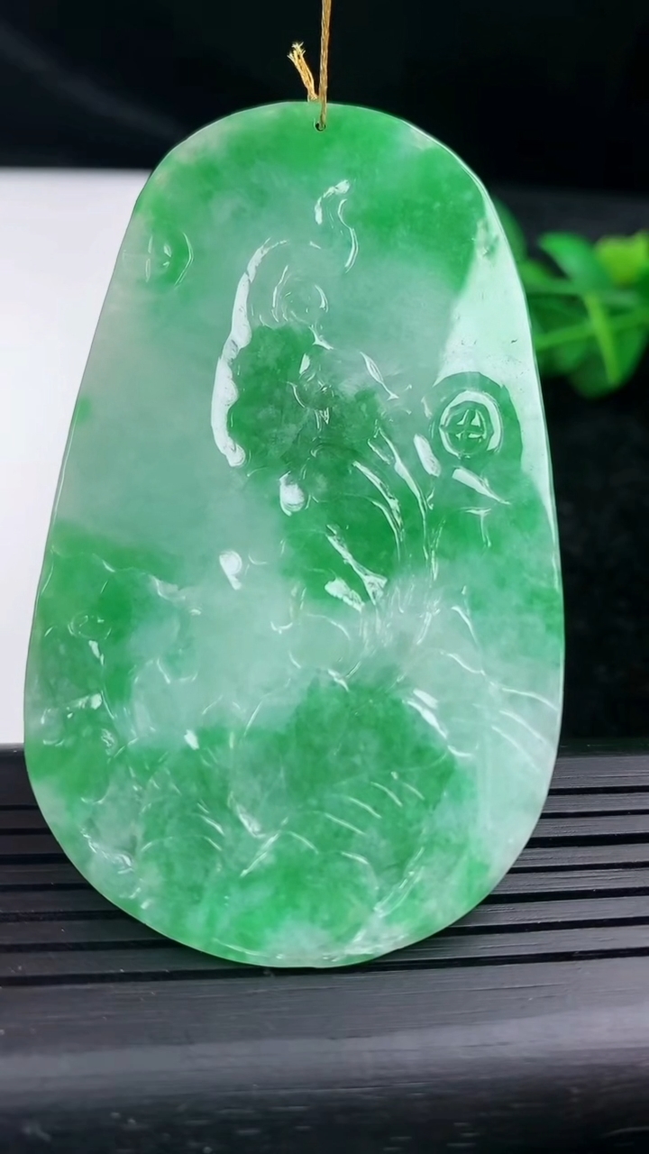 天然A货翡翠鸟语花香吊坠尺寸70.7-41.9-5.5重量:35.07g
3月15日