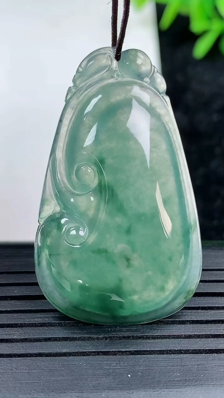 天然A货翡翠冰种飘花如意吊坠尺寸40.9-24.9-6.9重量:10.87g
3月15日