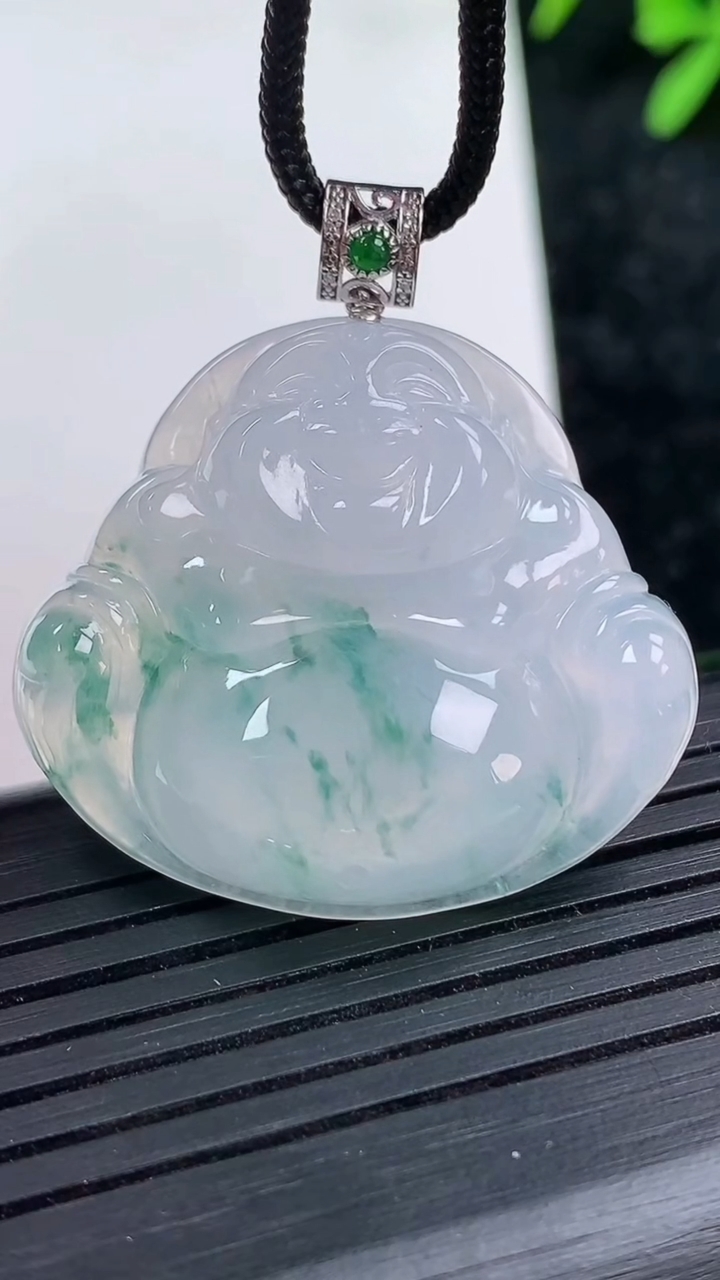 天然A货翡翠种飘花佛公吊坠尺寸28.3-32.2-6.8重量:10.24g
3月15日