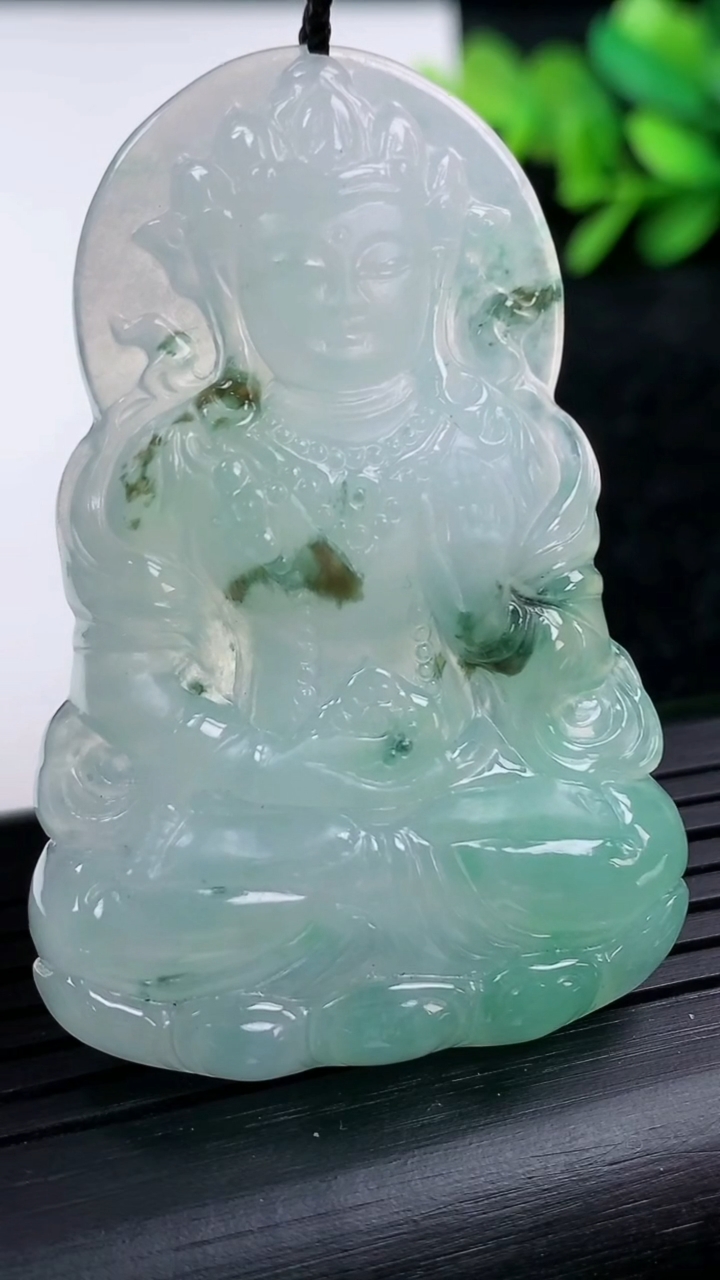 天然A货翡翠度母观音吊坠尺寸53.2-35.6-5.2重量:18.41g
3月15日