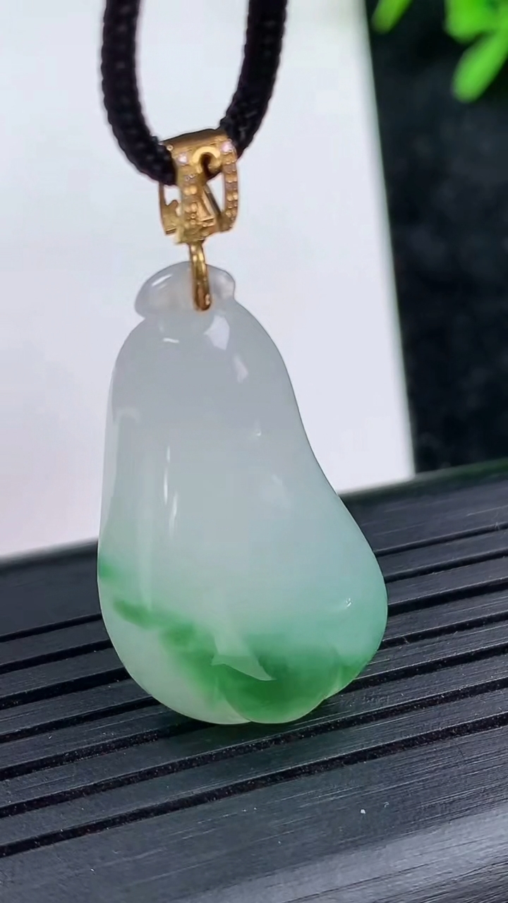 天然A货翡翠福瓜吊坠尺寸30.1-16.7-5.9重量:6.01g
3月15日