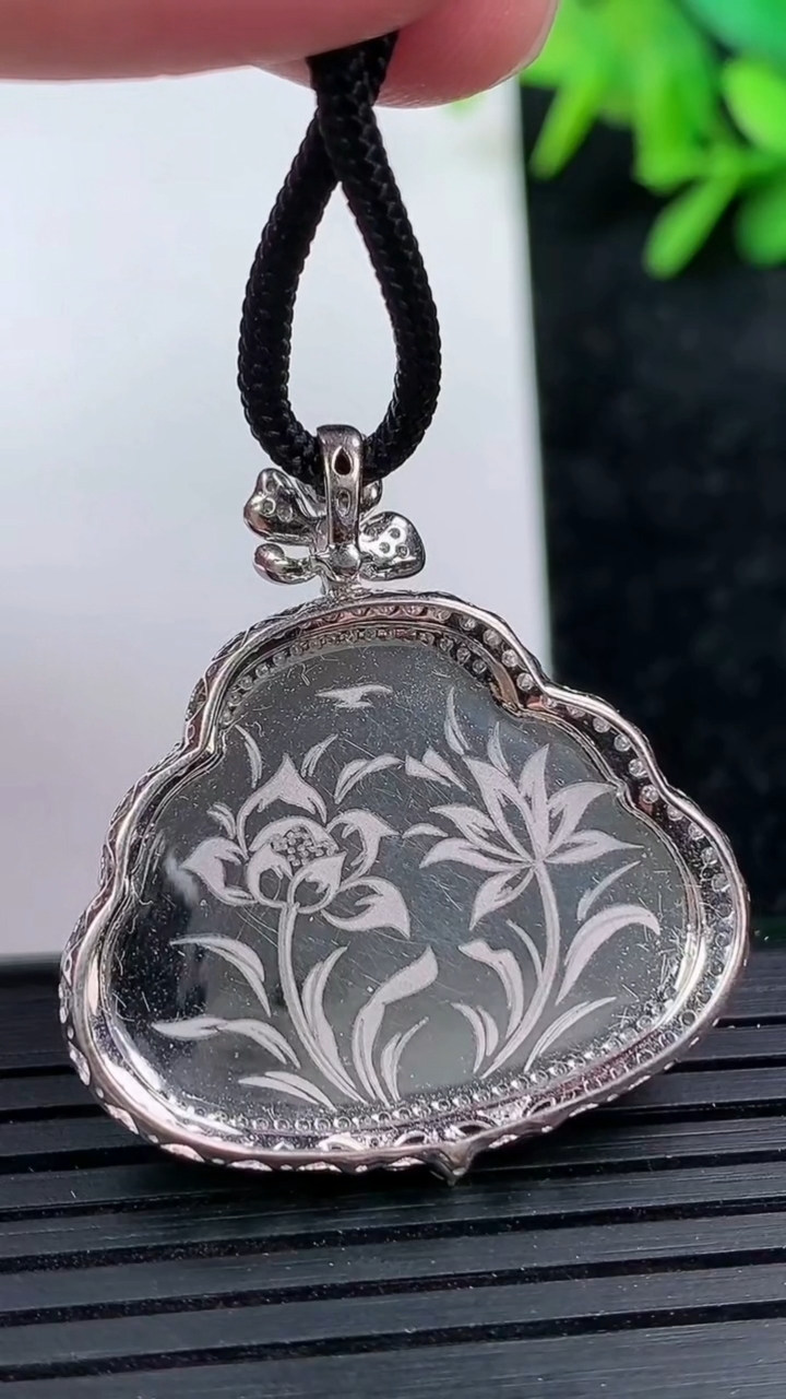 天然A货翡翠佛公吊坠尺寸33.6-31-9裸石21-27.6重量:7.87g
3月15日