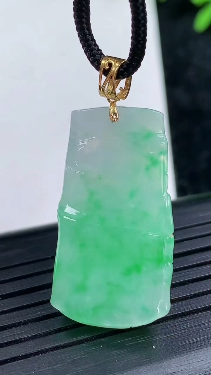 天然A货翡翠节节高升 竹节吊坠尺寸30.1-15.7-5.9重量:5.68g
3月15日