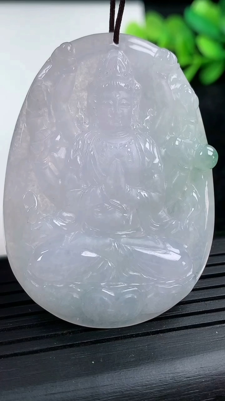 天然A货翡翠千手观音菩萨吊坠尺寸51.5-37.1-5.5重量:20.24g
3月15日