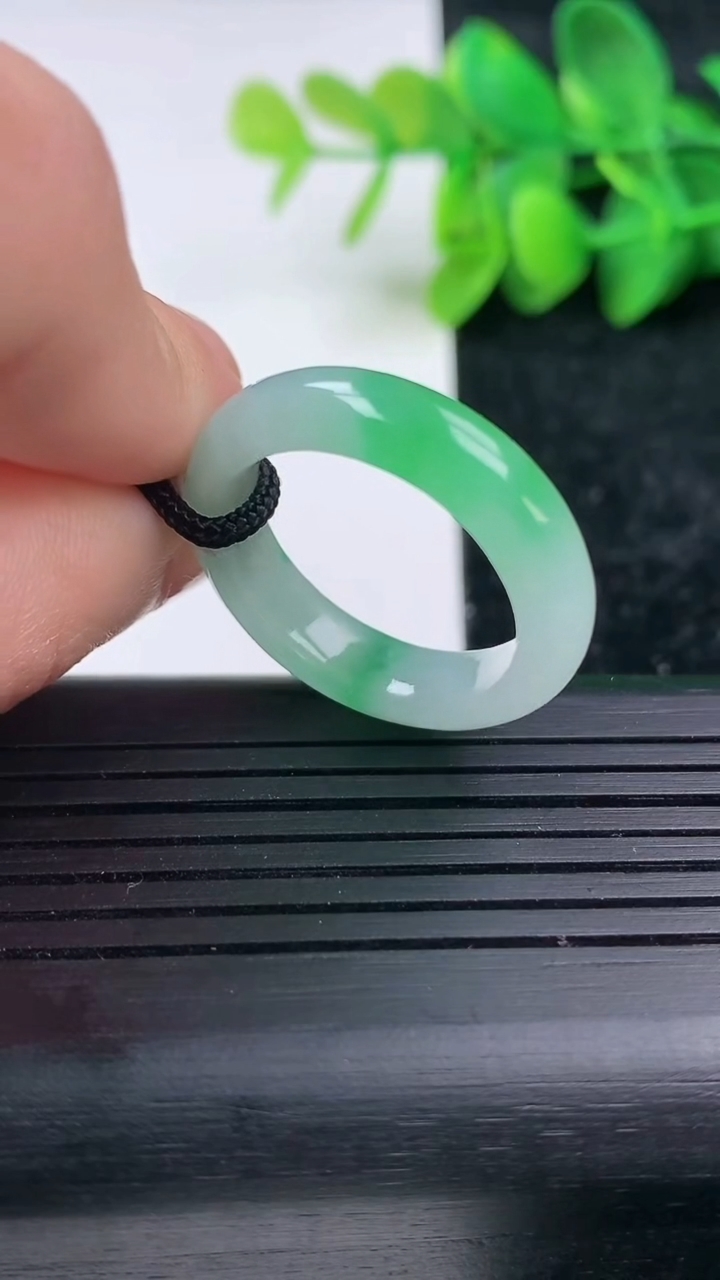 天然A货翡翠指环戒指尺寸19.6-5.6-3.6重量:4.83g2026年3月15日
工厂直销收藏佳