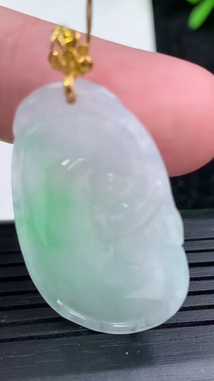 天然A货翡翠如意吊坠尺寸36.7-20.8-4.8重量:8.02g
3月15日