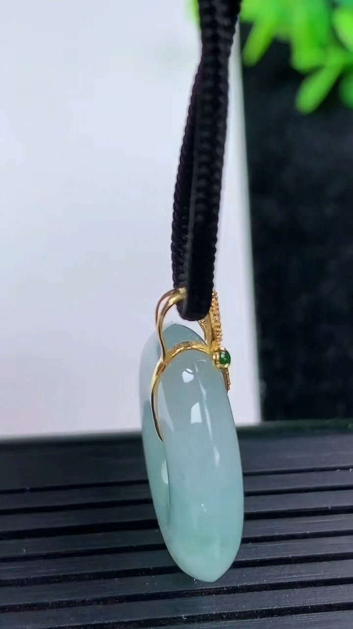 天然A货翡翠种飘花平安扣吊坠尺寸21.7-5.5重量:6.38g
3月15日