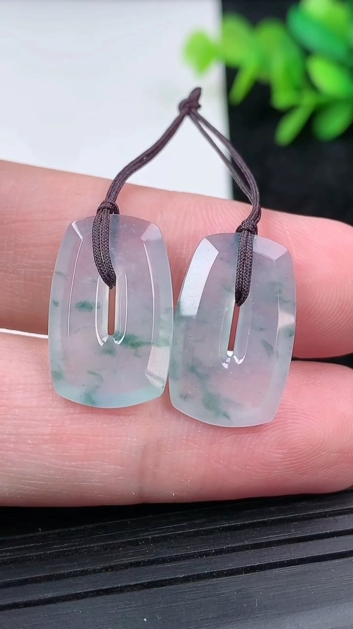 天然A货翡翠冰种飘花福贝吊坠一对尺寸19.5-12.3-2.5重量:3.33g
3月15日