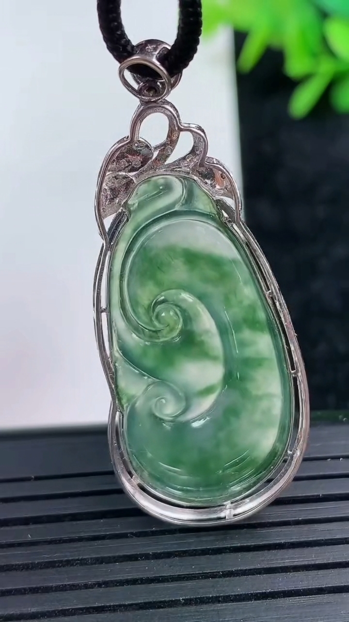 天然A货翡翠种飘花如意吊坠尺寸45.8-19-6.8重量:5.31g
3月15日