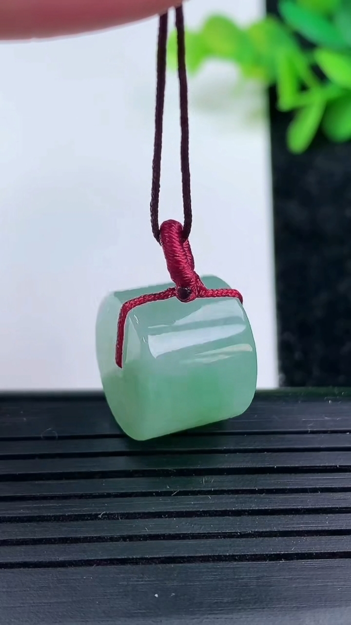 天然A货翡翠路路通吊坠尺寸12.4-15.7重量:8.62g
3月15日