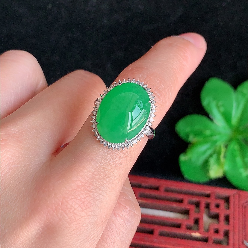 天然A货翡翠18K金伴钻镶嵌满绿蛋面戒指 圈口17.5裸石
尺寸16.6-12.5mm 重量5.05g 0314