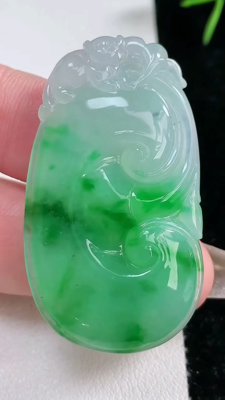 天然A货翡翠如意吊坠，尺寸47-26-6.8，重量:15.87g
3月15日