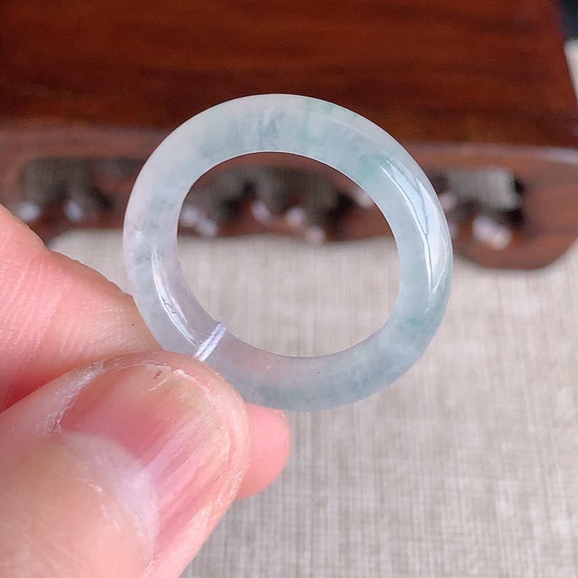 天然A货翡翠飘花素面戒指 
尺寸17.7-5-3.4mm 重量3.43g 0314