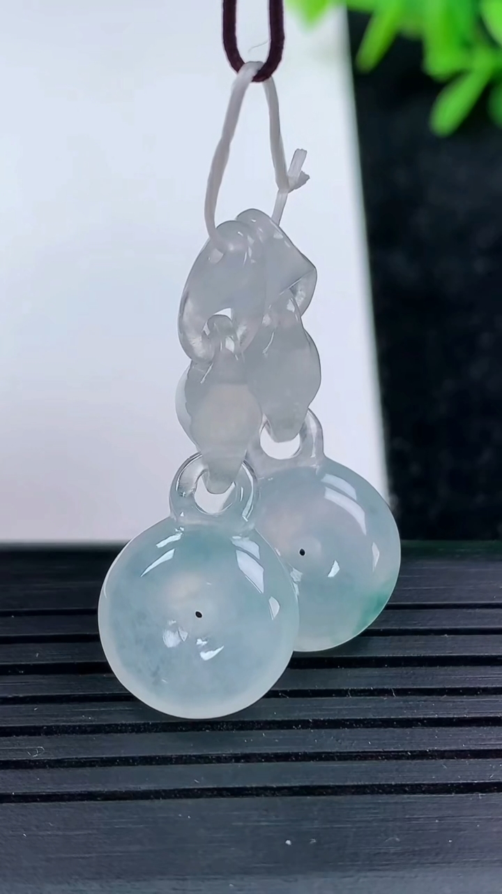 天然A货翡翠冰种飘花平安扣吊坠一对尺寸13.4-5重量:6.06g
3月15日