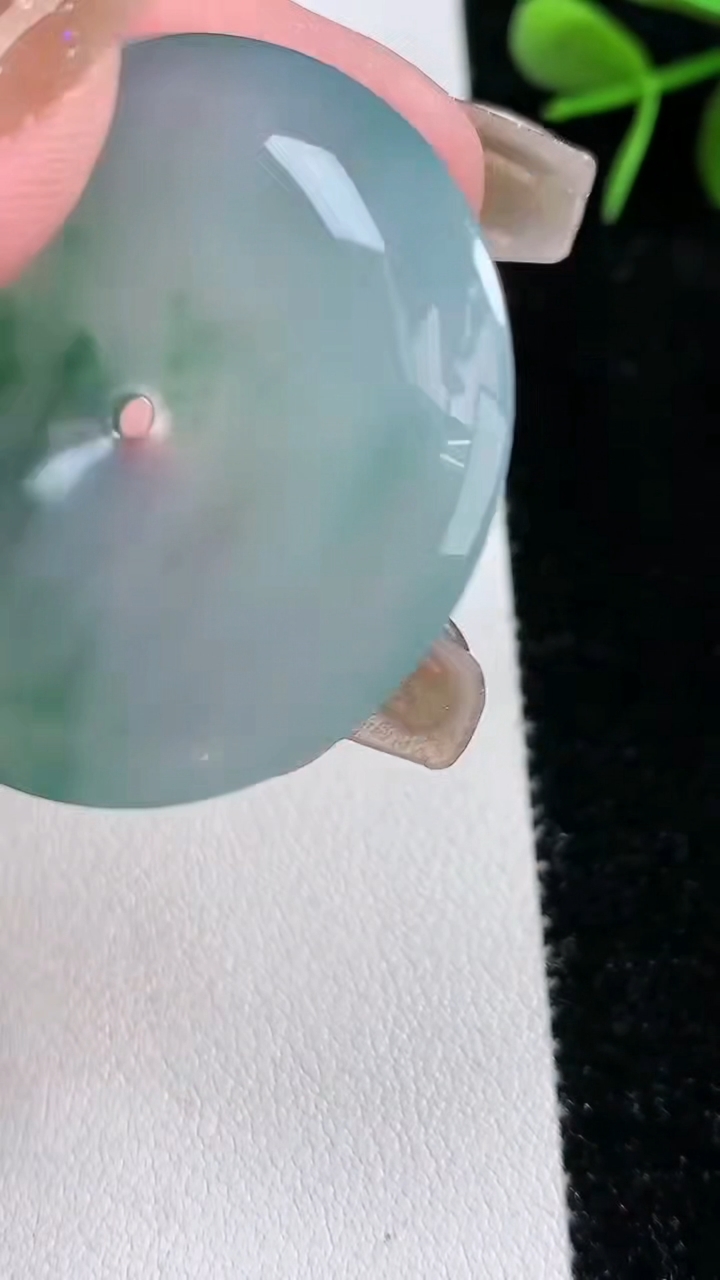 天然A货翡翠种飘花平安扣吊坠，尺寸38-6，重量:17.96g
3月15日