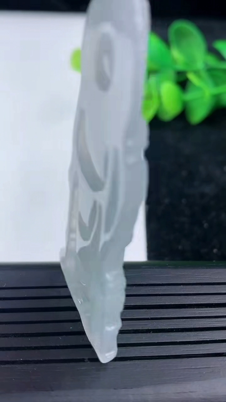 天然A货翡翠关公吊坠尺寸56.8-21-4.4重量:12.82g
3月15日