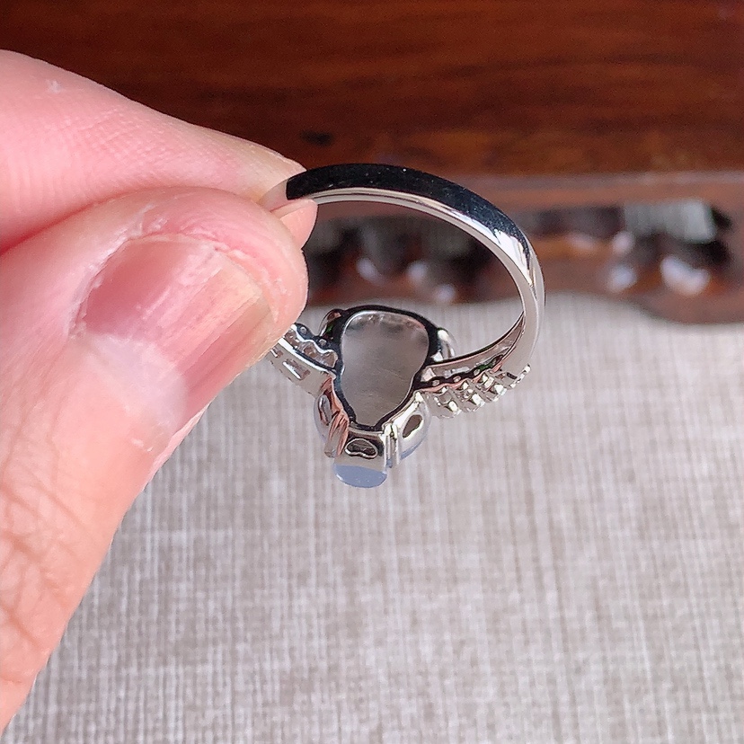 天然A货翡翠18K金伴钻镶嵌紫罗兰葫芦戒指 圈口17.3裸石
尺寸12-9.8mm 重量3.00g 0314