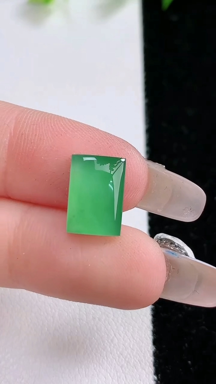 天然A货翡翠马鞍戒面，尺寸12-8.4-3，重:0.86g2026年3月15日
工厂直销收藏佳品,种