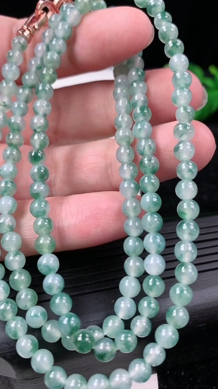 天然A货翡翠种飘花圆珠项链尺寸4.9-138颗重量:29.46g3月15日
工厂直销收藏佳品,种好水足，色泽均匀，有种有色，上手高大气！