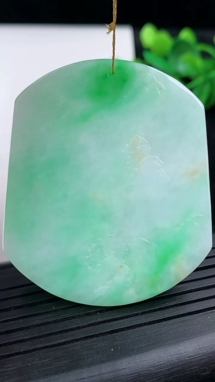 天然A货翡翠山水牌吊坠尺寸52.6-44.8-6.2重量:34.38g
3月15日