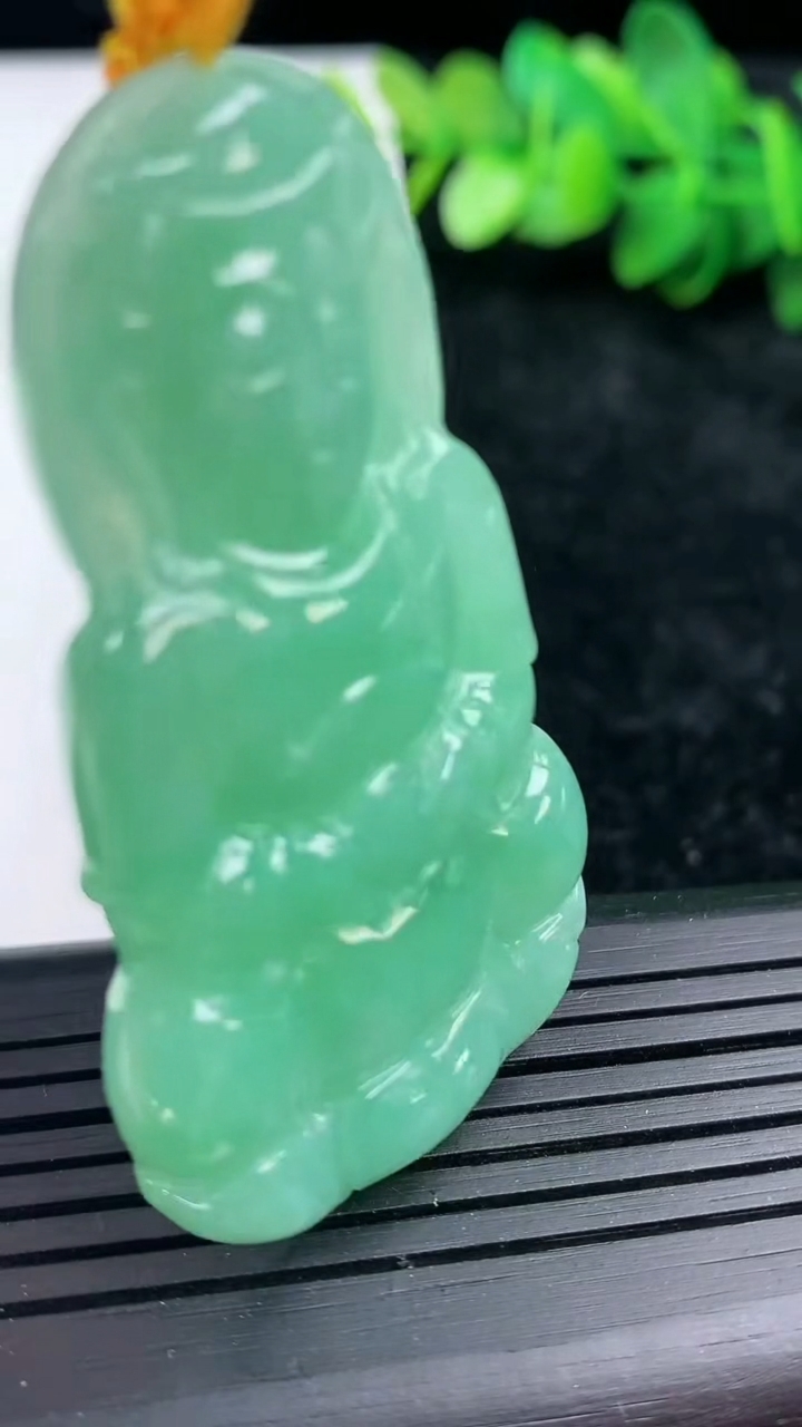 天然A货翡翠观音菩萨吊坠尺寸55.5-30.5-5.7重量:19.87g
3月15日