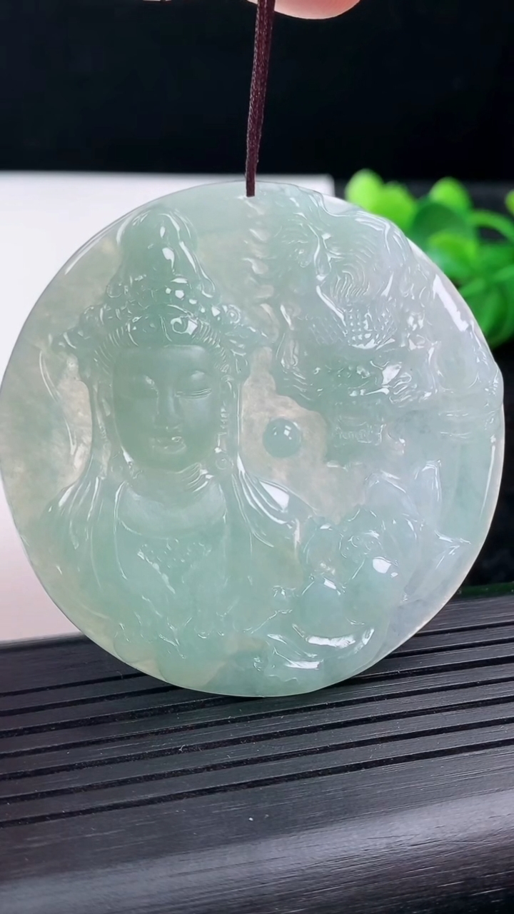 天然A货翡翠祥龙观音菩萨吊坠尺寸55.9-4.2重量:26.16g
3月15日