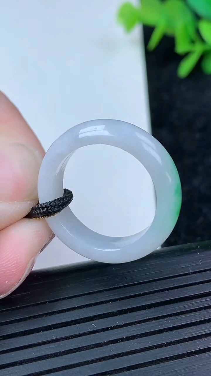 天然A货翡翠指环戒指尺寸18.8-6.3-3.4重量:4.73g2026年3月15日
工厂直销收藏佳品,种好水足，色泽均匀，有种有色，上手高大气！