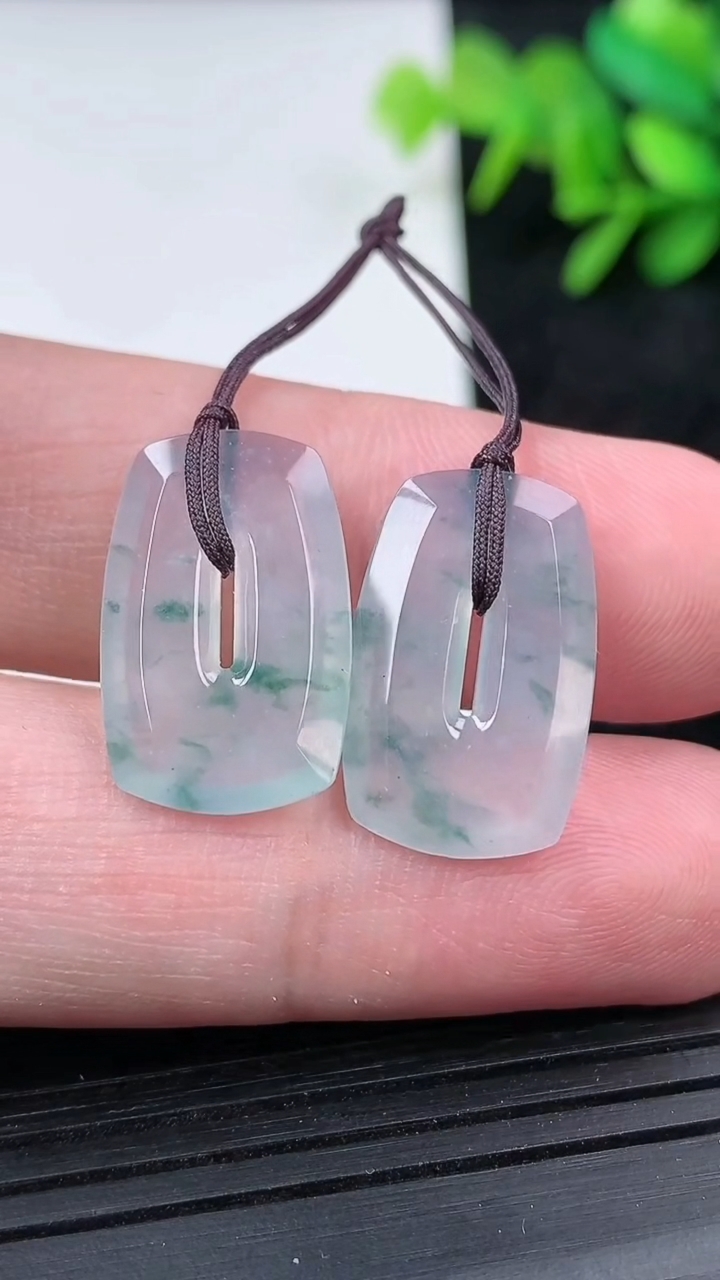 天然A货翡翠冰种飘花福贝吊坠一对尺寸19.5-12.3-2.5重量:3.33g
3月15日