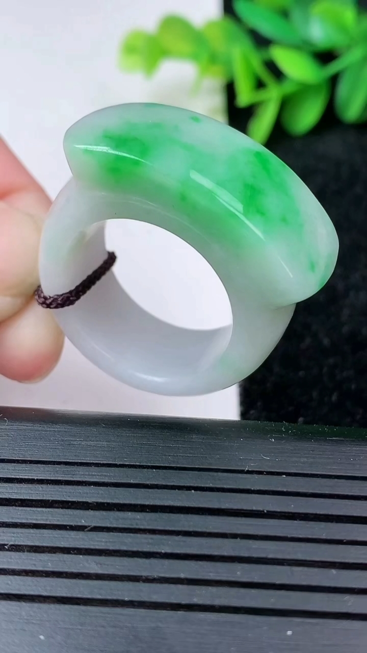 天然A货翡翠马鞍扳指戒指尺寸21.5-32.9-14.8-12.9重量:22.52g2026年3月15日
工厂直销收藏佳品,种好水足，色泽均匀，有种有色，上手高大气！