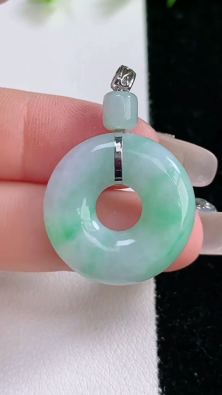 天然A货翡翠平安环吊坠，尺寸34.4-23.6-5.4，重:6.42g
3月15日