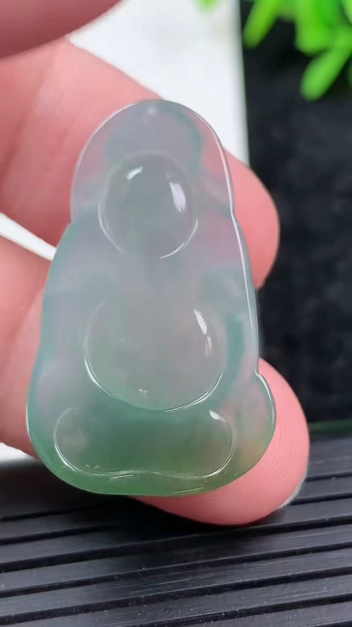 天然A货翡翠财神爷吊坠尺寸32.6-20.4-4.2重量:5.57g
3月15日