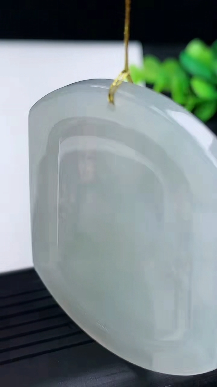 天然A货翡翠大日如来吊坠尺寸52.2-42.5-4.6重量:26.78g
3月15日