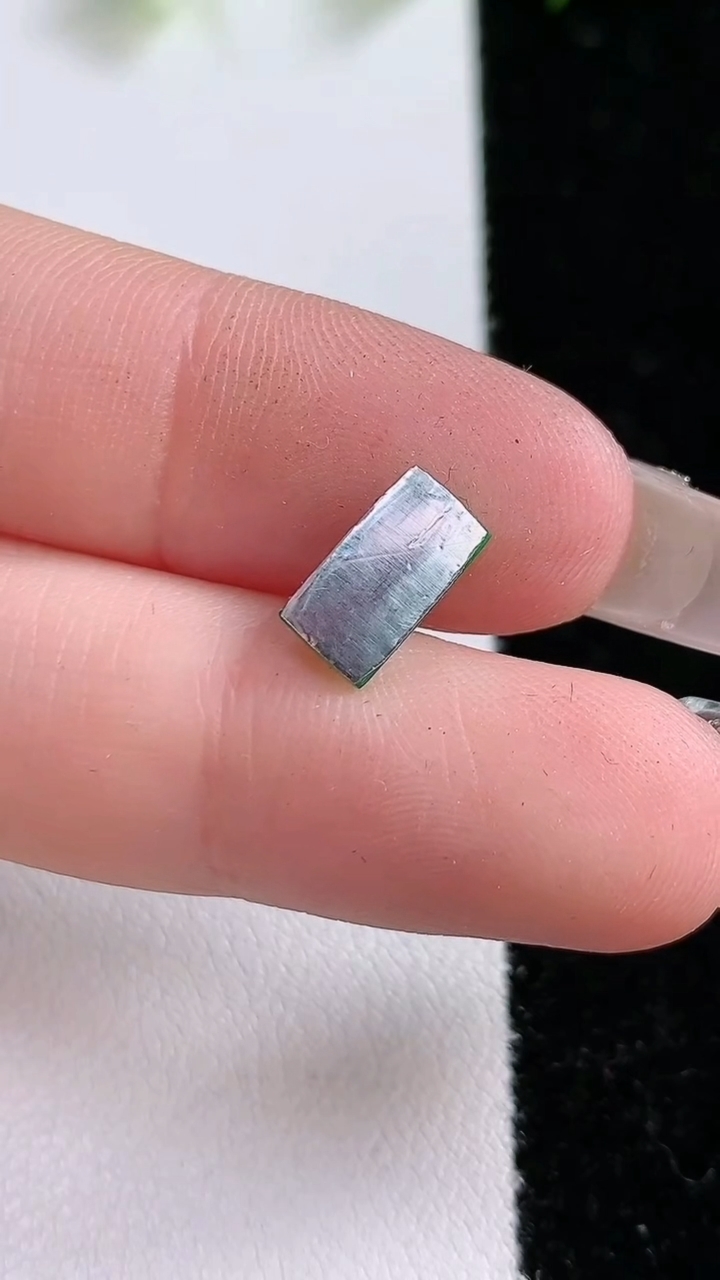 天然A货翡翠马鞍戒面，尺寸9.6-5.2-2.4，重:0.28g2026年3月15日
工厂直销收藏佳品,种好水足，色泽均匀，有种有色，上手高大气！