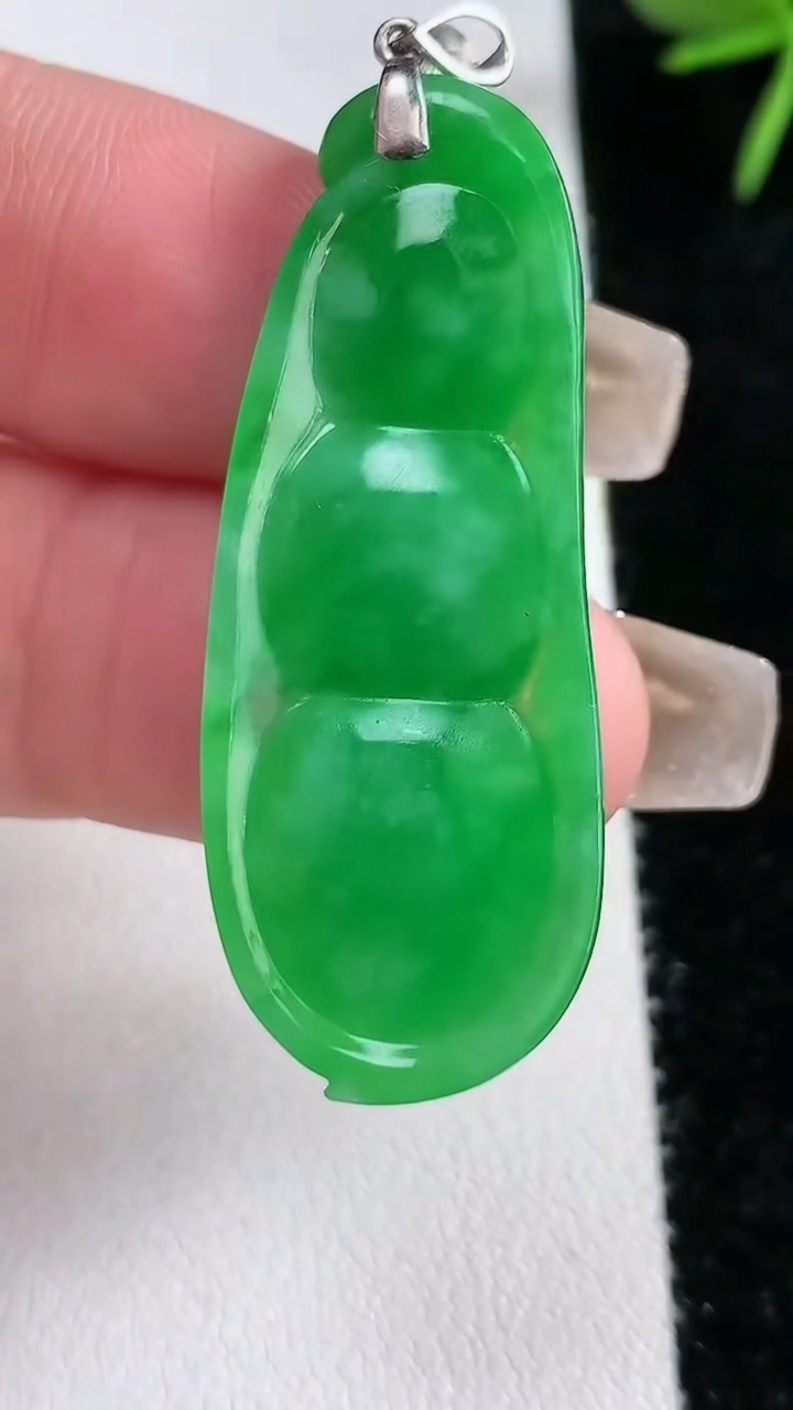 天然A货翡翠福豆吊坠，尺寸41-16.2-5.2，重量:6.12g
3月15日