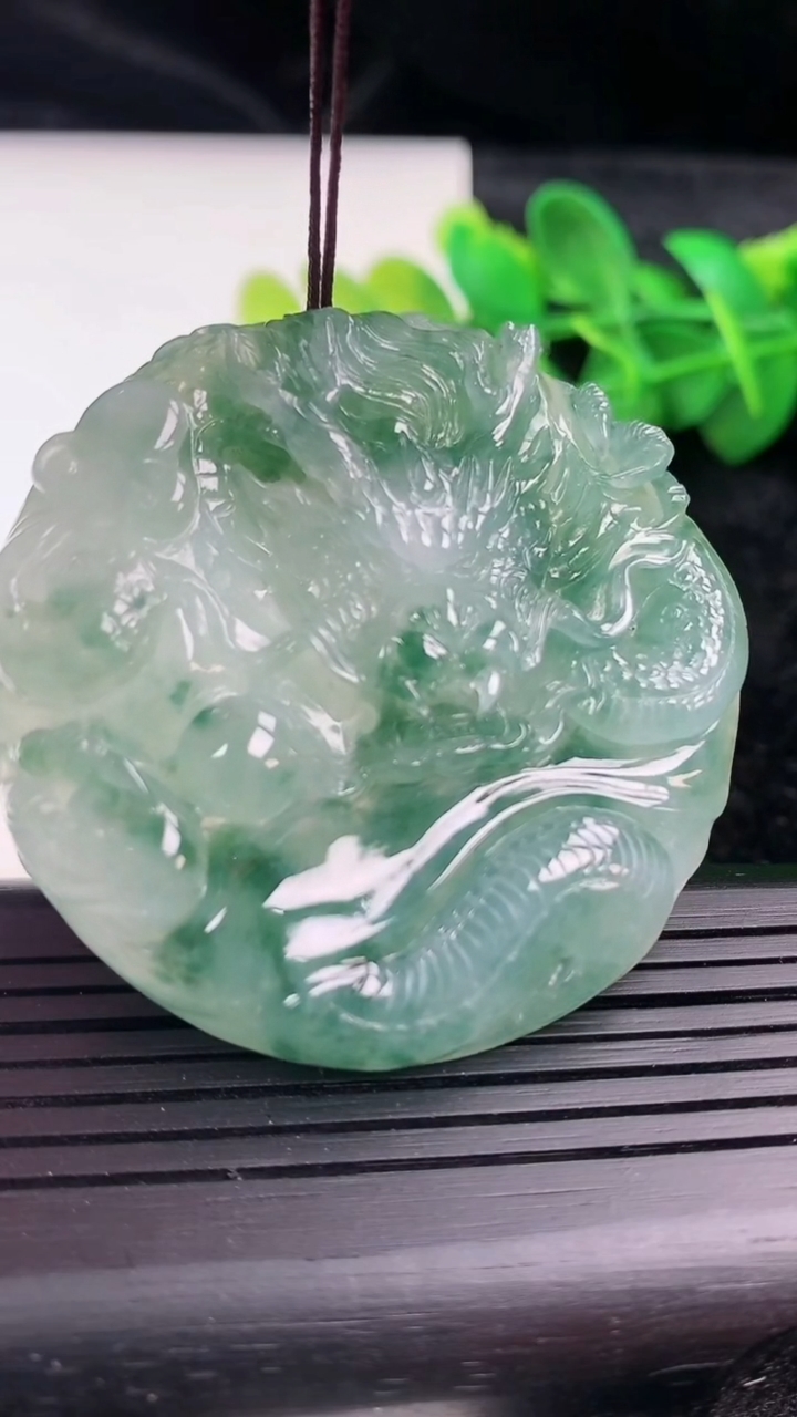 天然A货翡翠飘花龙牌吊坠尺寸50.5-9.9重量:50.98g
3月15日