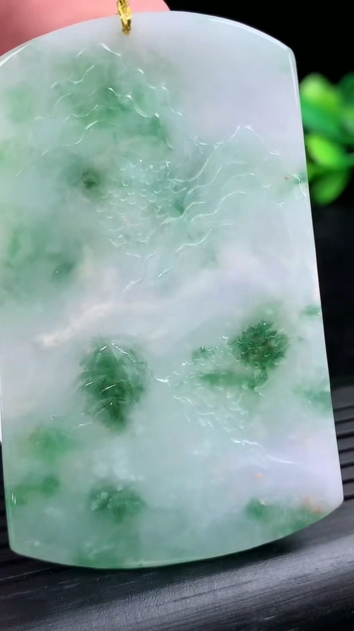 天然A货翡翠牌吊坠尺寸62.5-39.9-5.7重量:35.22g
3月15日