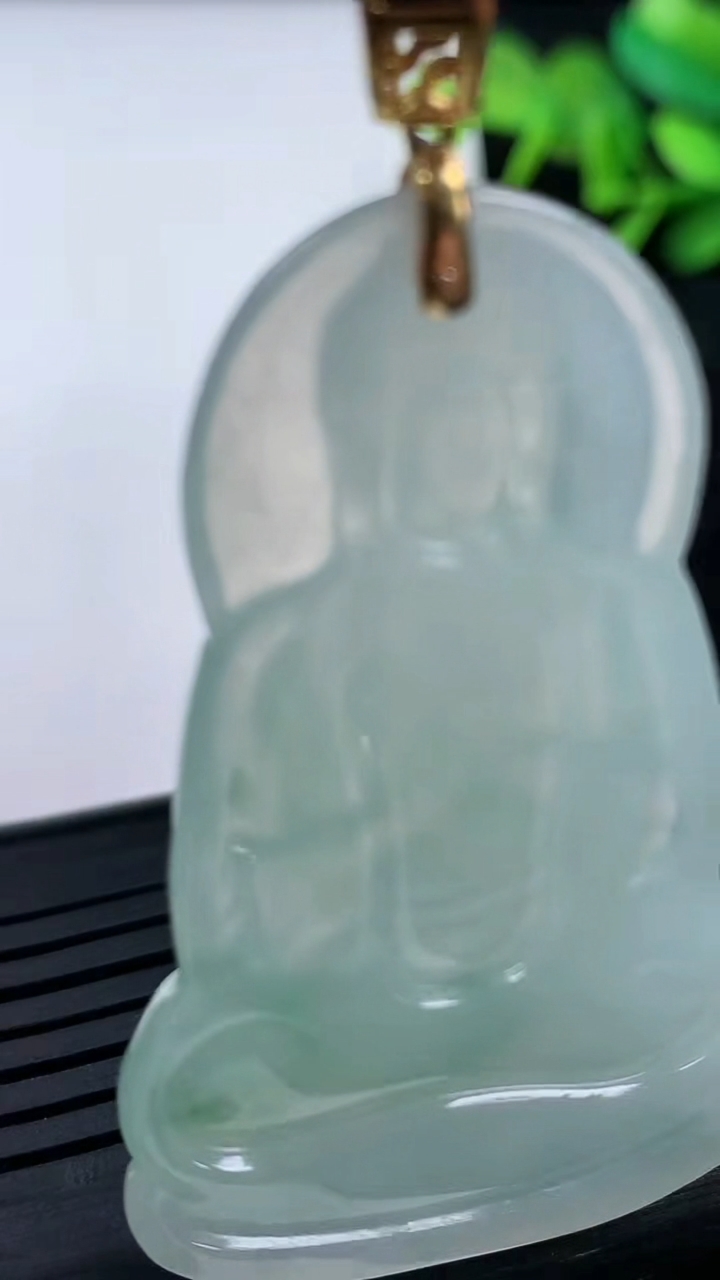 天然A货翡翠种飘花阿弥陀佛吊坠尺寸51.3-30.4-6重量:17.62g
3月15日