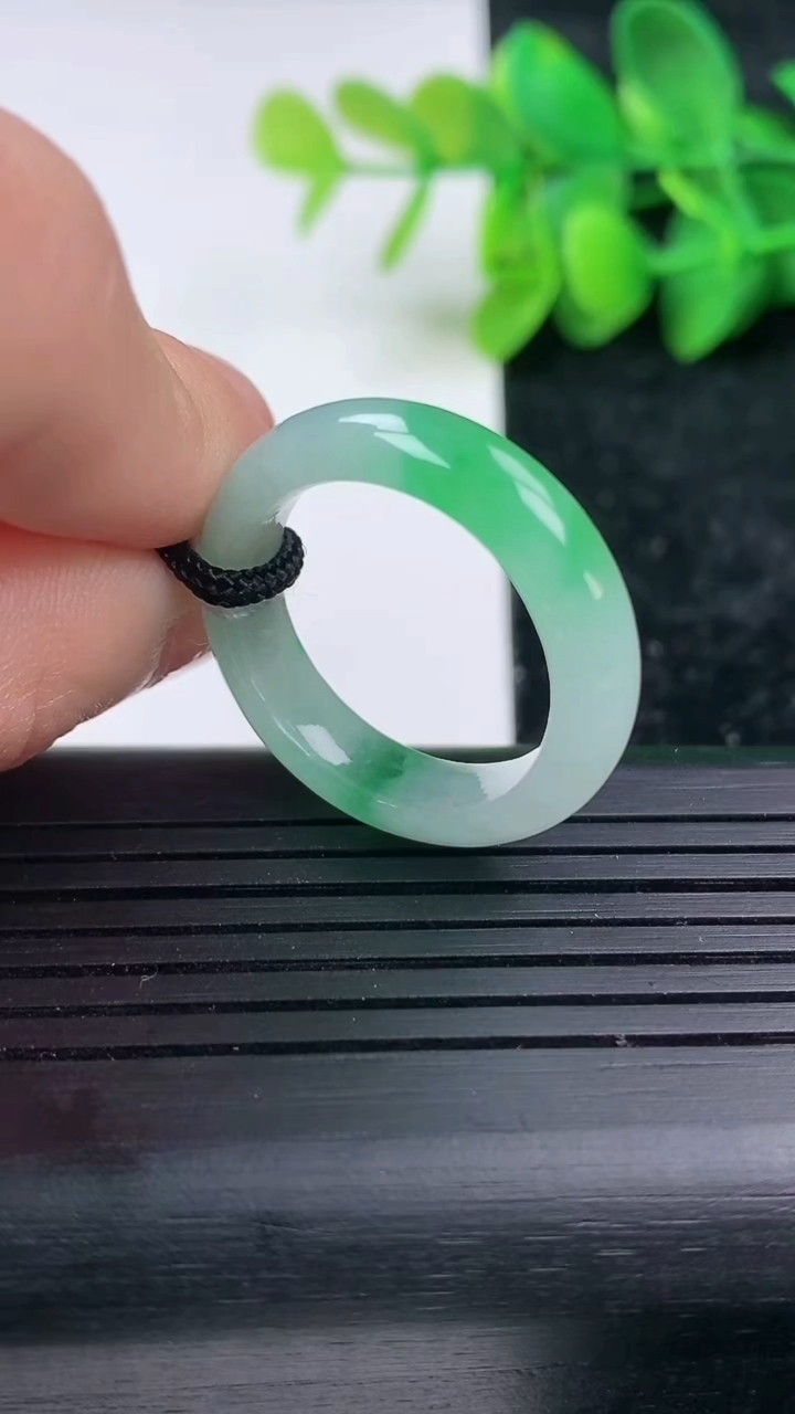 天然A货翡翠指环戒指尺寸19.6-5.6-3.6重量:4.83g2026年3月15日
工厂直销收藏佳