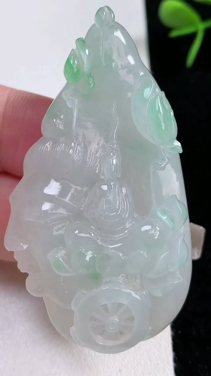 天然A货翡翠无相观音菩萨吊坠，尺寸59-32-11，重量:35.47g
3月15日