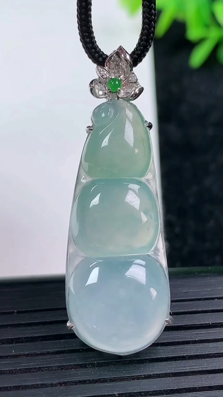 天然A货翡翠福豆吊坠尺寸43-14.5-8.1重量:6.20g
3月15日