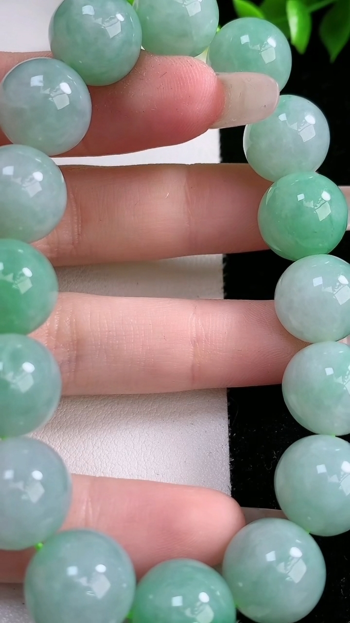 天然A货翡翠圆珠手串，尺寸13.2，重:63.74g3月15日
工厂直销收藏佳品,种好水足，色泽均匀