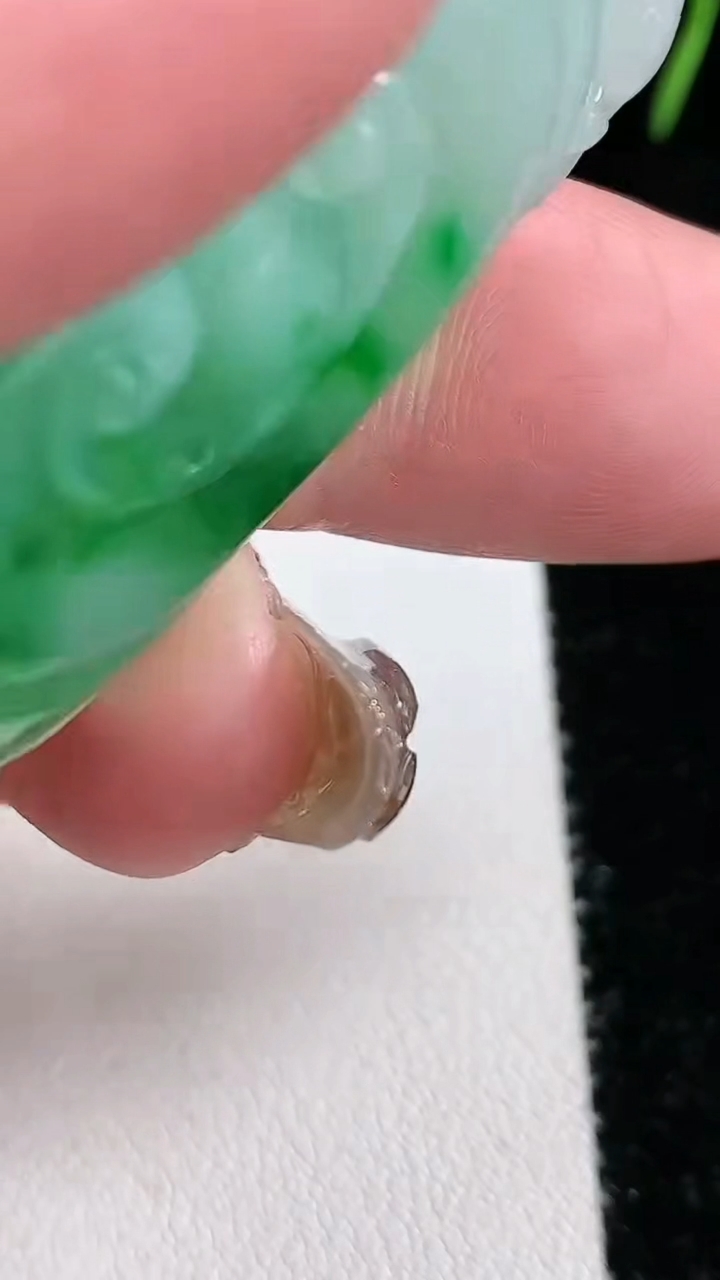 天然A货翡翠如意吊坠，尺寸47-26-6.8，重量:15.87g
3月15日