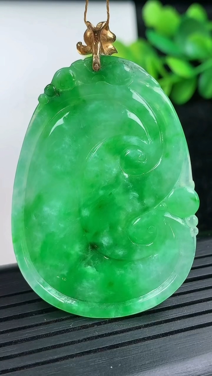 天然A货翡翠如意吊坠尺寸48.7-33.9-4.8重量:16.95g
3月15日
