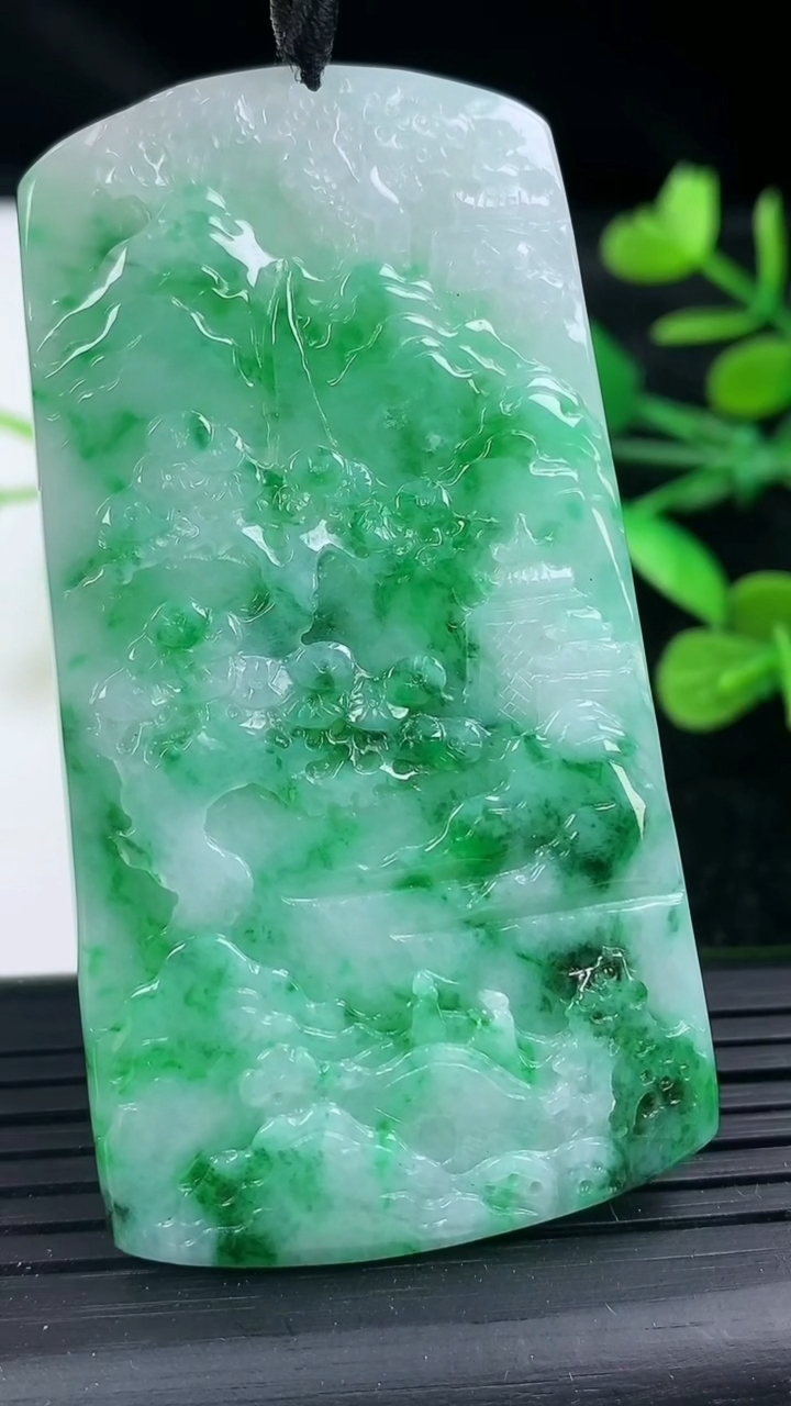 天然A货翡翠山水牌吊坠尺寸66.8-35.4-4重量:27.67g
3月15日