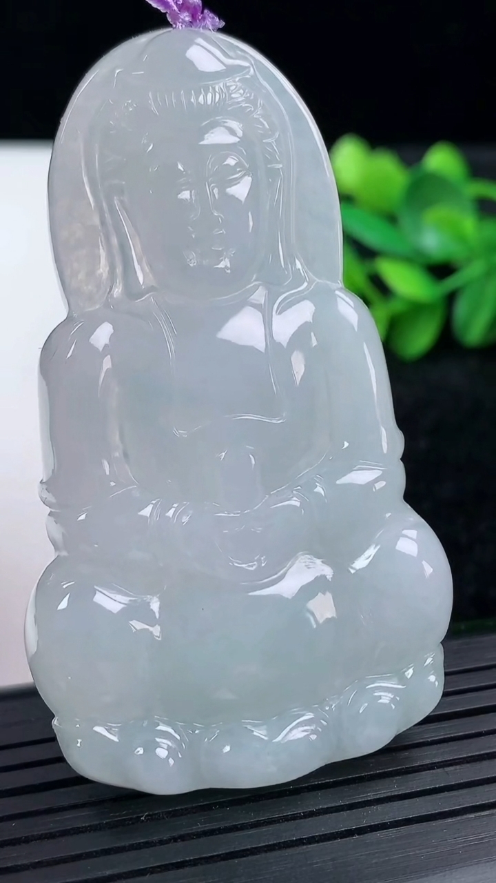 天然A货翡翠观音菩萨吊坠尺寸66.8-39.1-5.2重量:27.06g
3月15日