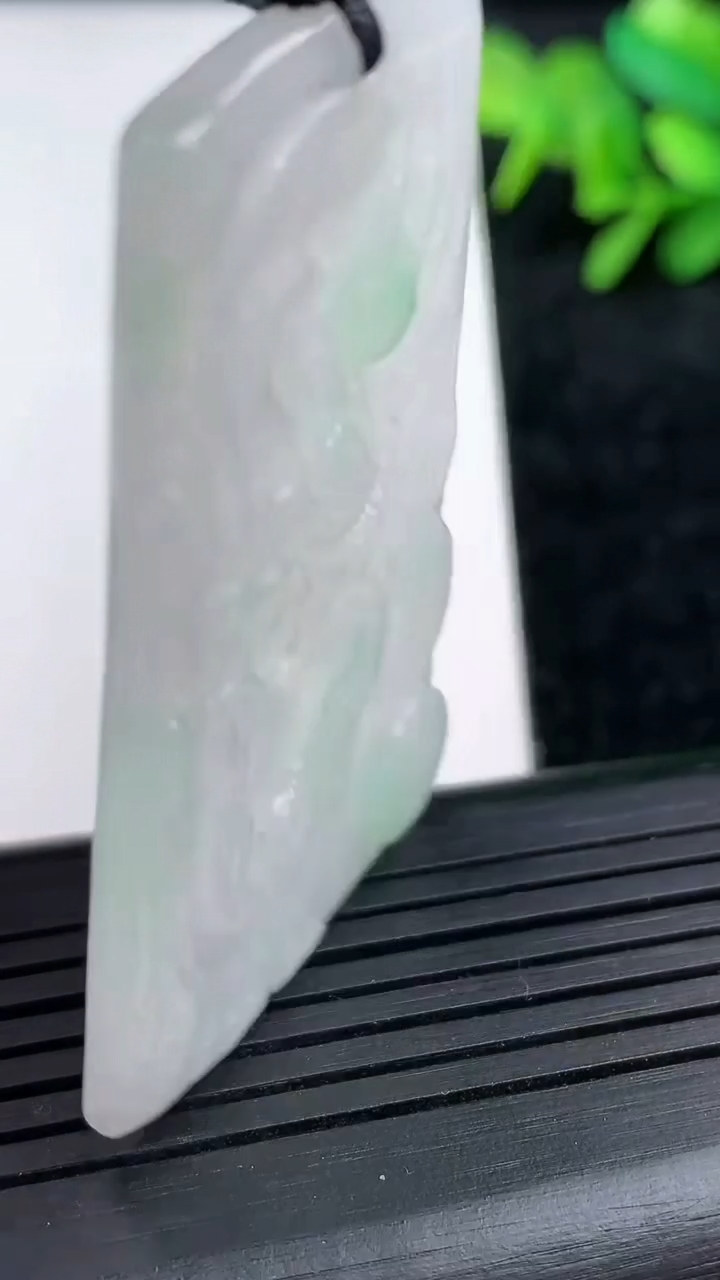 天然A货翡翠龙牌吊坠尺寸52.5-31.3-4.2重量:18.89g
3月15日