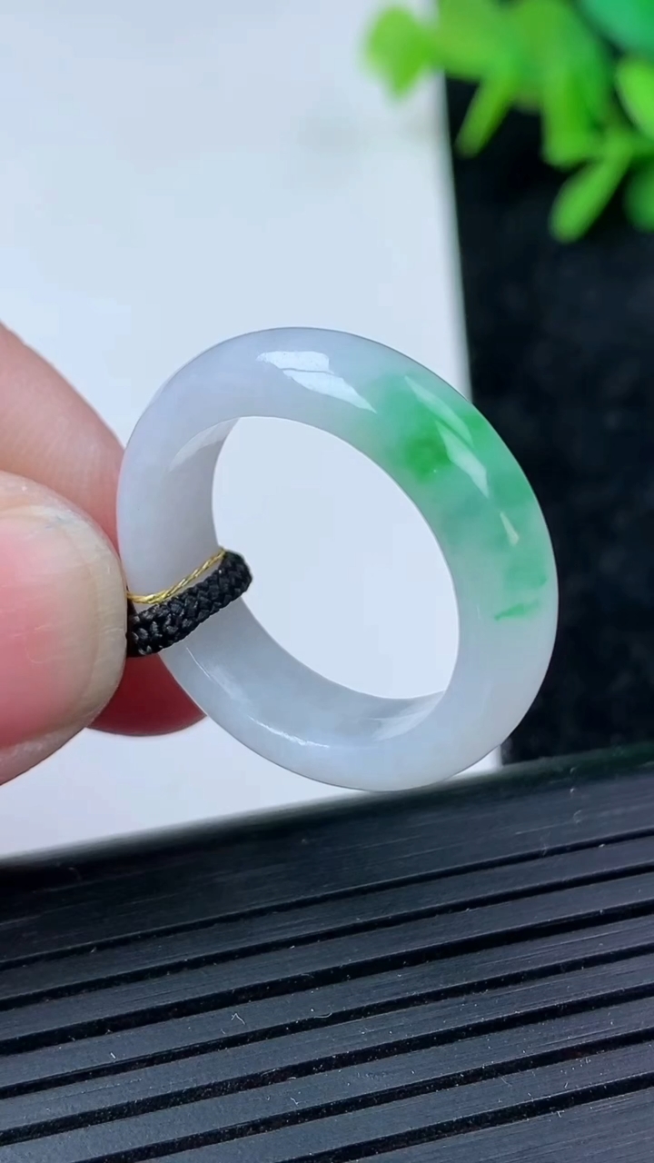 天然A货翡翠指环戒指尺寸18.8-6.3-3.4重量:4.73g2026年3月15日
工厂直销收藏佳