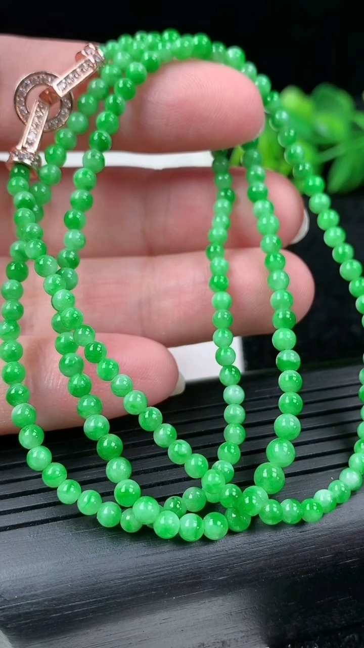 天然A货翡翠小米珠项链尺寸2.7-176颗重量:12.40g3月15日
工厂直销收藏佳品,种好水足，